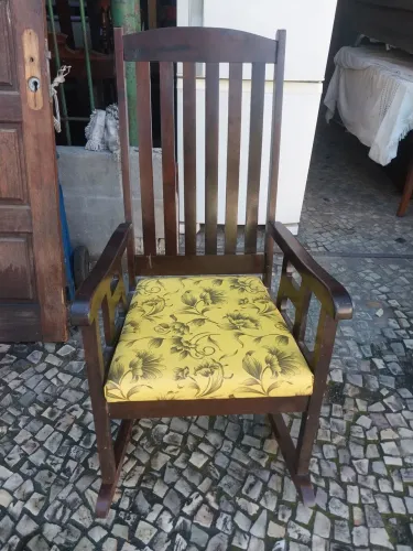 CADEIRA DE BALANÇO EM MADEIRA