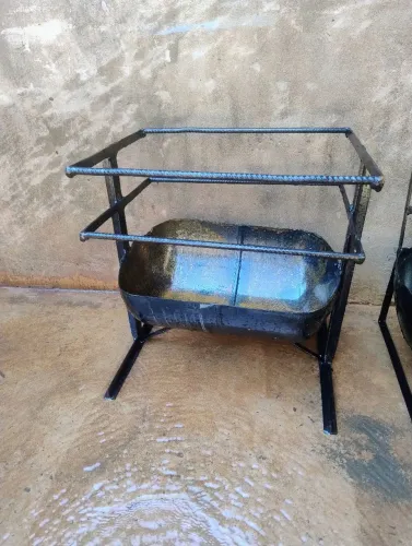Vende -se churrasqueira e lixeira