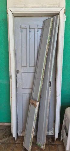 Porta de madeira maciça com 2 jogos de batentes