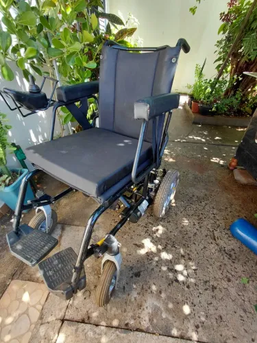 Vendo cadeira rodas mororizada freedom compact