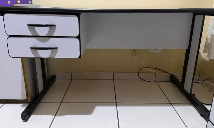 Mesa de Escritório Semi Nova - Excelente Estado