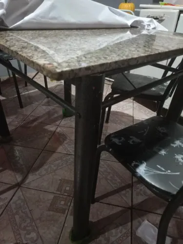 Mesa com 4 cadeiras 