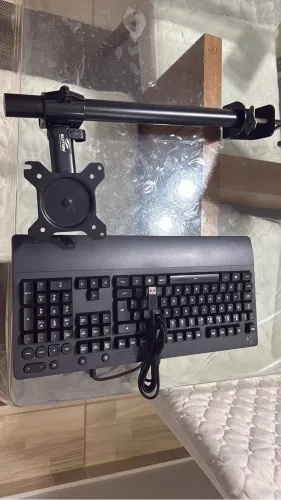 Teclado Gamer e suporte de monitor 