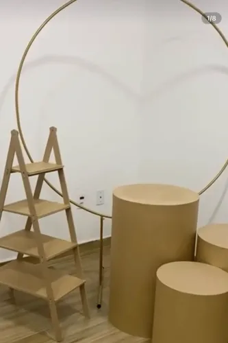 3 cilindros de festa e um arco