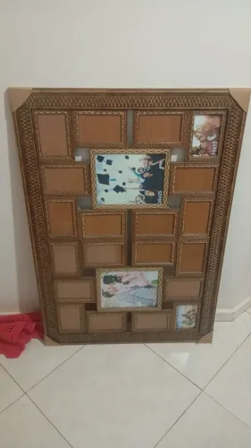 Quadro de fotos de madeira.