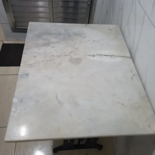 Mesa com tampa de marmore