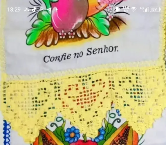 Vendo guardanapo com beira de crochê