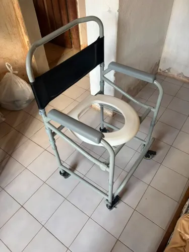 Cadeira de Banho Higiênica com Rodas - Nunca Usada