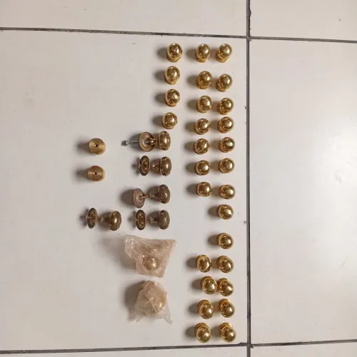 Vendo esses  lindos  puxadores  dourados coisa rara  preço  a combinar 