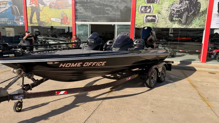 Bass Boat Quest 290 motor 300hp Mercury 