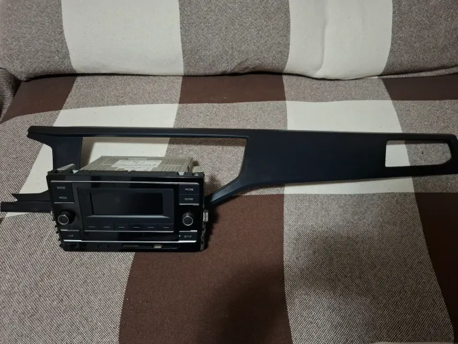 Rádio VW original, instalado em um polo mais moldura 