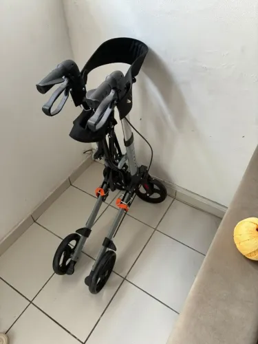 Andador com cadeira
