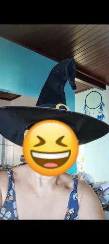 Chapéu de bruxa em feltro, com fivela.