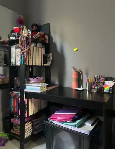 Vendo escrivaninha com prateleira embutida 