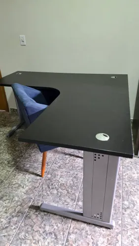 Mesa escritório alto padrão.  Madeira pesada com revestimento prime. Metal premium.