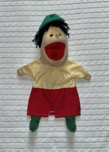 fantoche do menino de boné