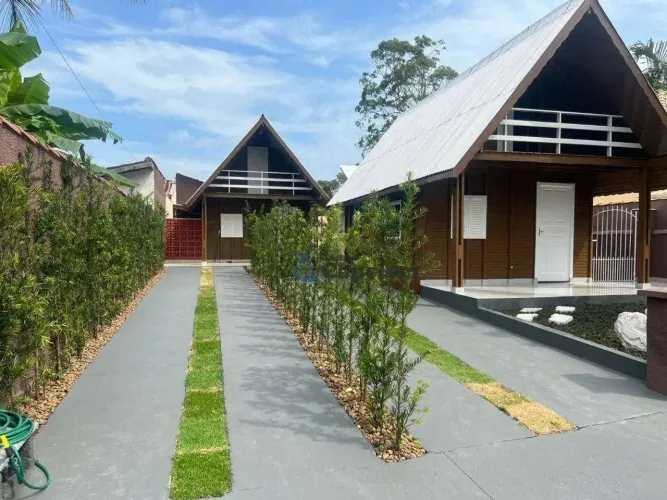 Casa estilo chalé em condomínio fechado - Caraguatatuba