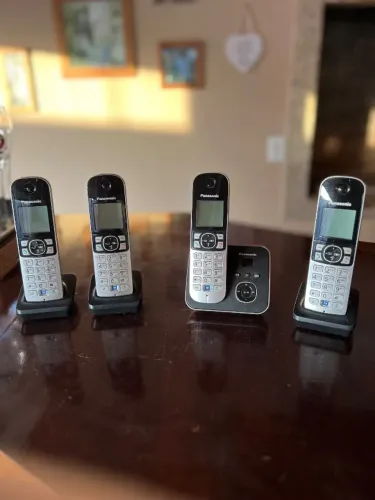 Telefone Sem Fio Panasonic KX-TG6821E Com Secretária + 3 Ramais (Total 4 Fones)