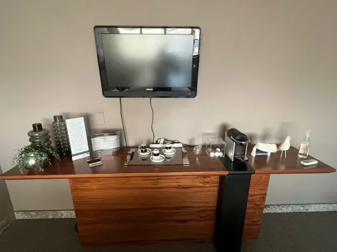 Aparador para Sala de Reunião (Madeira e Aço)