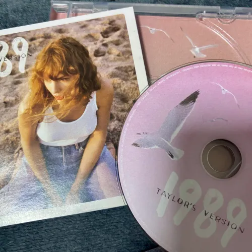 CD Taylor Swift - 1989 Taylor's Version Flamingo Pink (FAN MADE) + Polaroids