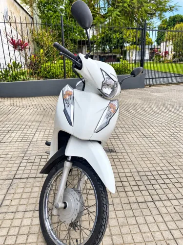 Honda Biz 110i branca à venda