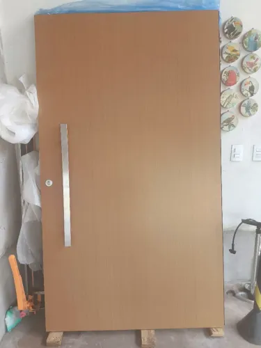 Porta pivotante com batente e guarnições