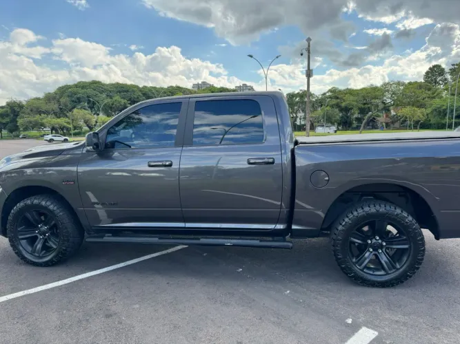 Ram Classic Laramie Night Edition 5.7 V8 16V Gasolina 4X4 Aut. 2022