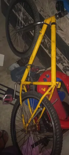 Vendo bike ou troco em celular. TEM GUIDOM TEM CORRENTE TEM BAGAGEIRO CELA. Tm menor preço