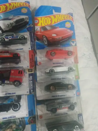 Coleção hot Wheels 140 miniaturas incluindo algumas ferraris porsches terrantes.
