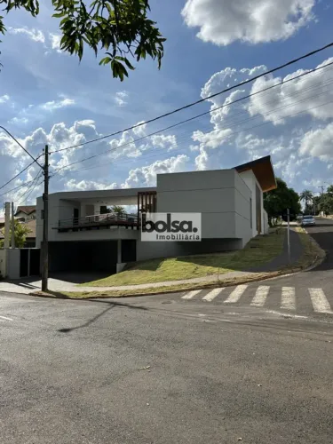 LINDA CASA TÉRREA, NOVA, COM PISCINA, 5 SUÍTES E AMPLO ESPAÇO GOURMET CHURRASQUEIRA