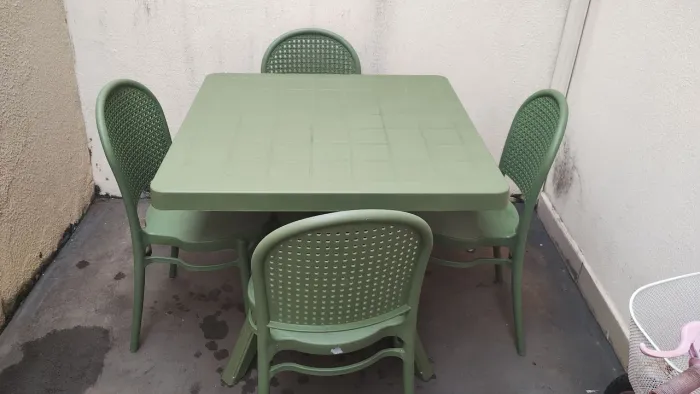 Jogo de mesa e cadeiras