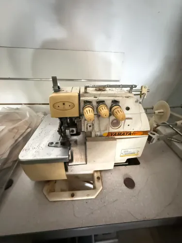 Máquina de costura overloque YAMATA 