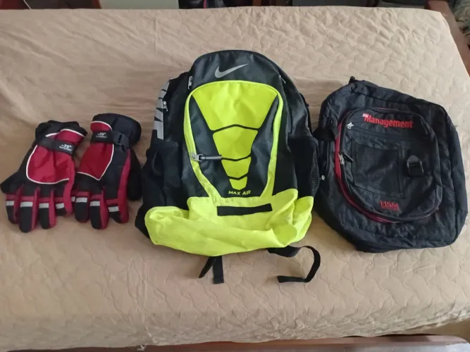 Mochilas e luvas 