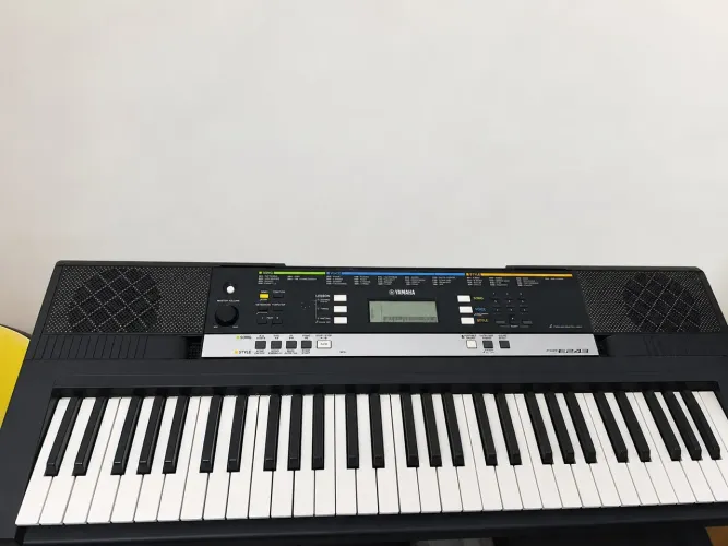 Teclado Yamaha PSR-E243 61 Teclas Funcionando