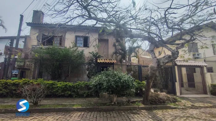 Sobrado com 3 dormitórios com suíte e 2 vagas de garagem !