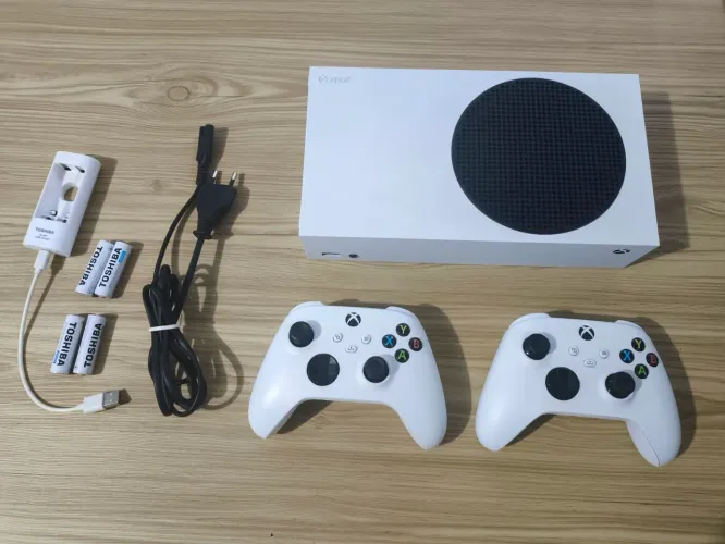 Xbox Series S com 2 controles e carregador de pilhas