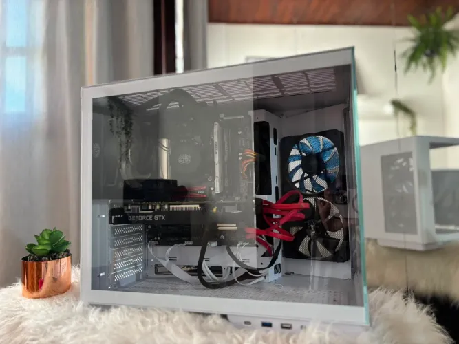 Computador rodando vários jogos