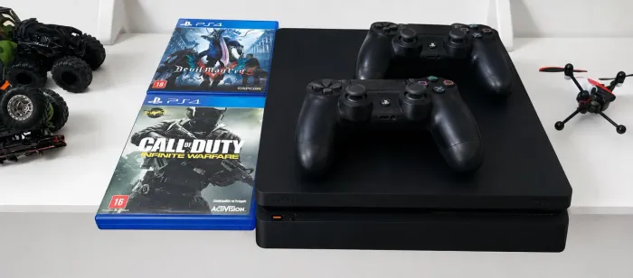 VENDO PS4 SLIM COM 2 CONTROLES E 2 JOGOS.