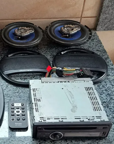 Vendo som automotivo Pioneer Deh-3ub com controle, chicote e um par de auto falantes. Leia