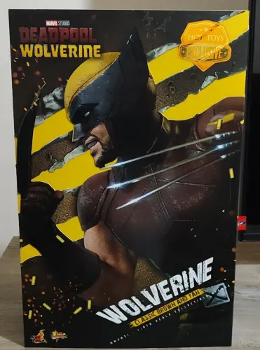 Hot toys Wolverine (classic Brown and tan) 