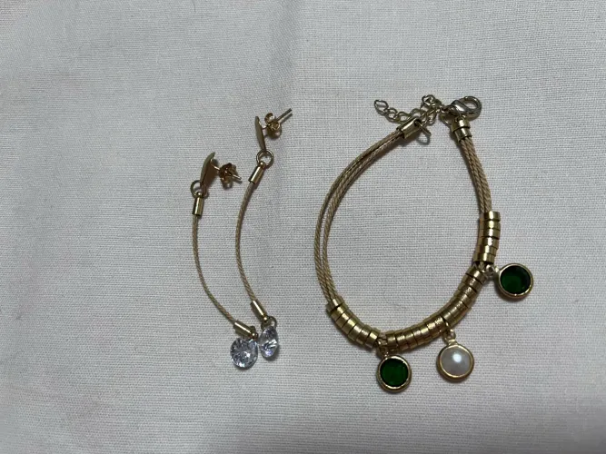 pulseira e brincos com cordão trançado bege estilo palha/ráfia e detalhes dourados