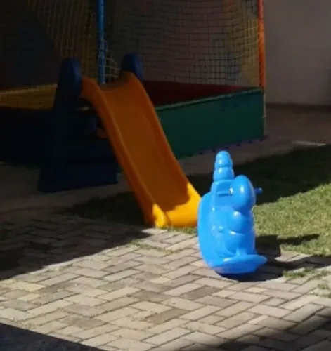 Vendo escorregadores e gangorras infantis .