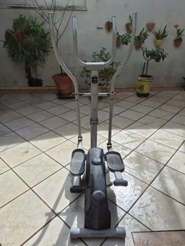Vende-se Elíptico Caloi classic clt10, usado poucas vezes.