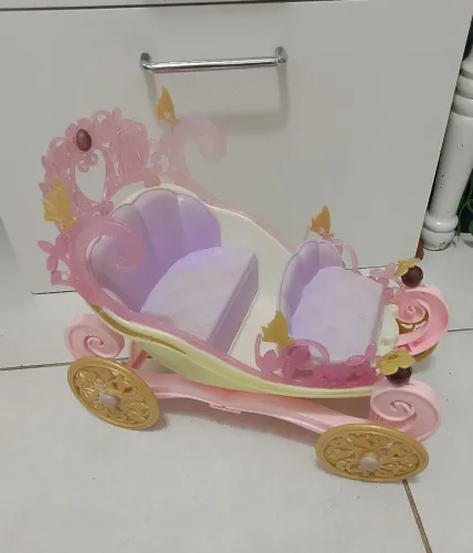 carruagem do filme da barbie a princesa e a plebéia