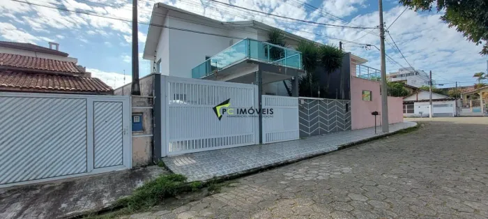CASA À VENDA EM PERUÍBE COM PISCINA, ÓTIMA LOCALIZAÇÃO E PORTEIRA FECHADA