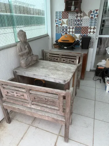 Mesa rústica com armário e dois bancos