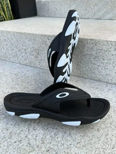 Sandália Oakley Titan