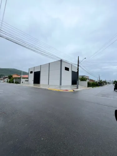 Galpão Comercial para Aluguel - Itapema/SC | 321m² | Mezanino + Pé Direito Alto