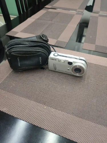 câmera digital vintage Sony Cyber-shot de 3.2 com a bolsa