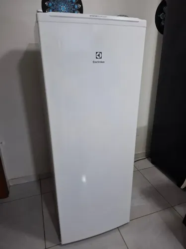 FREEZER VERTICAL ELECTROLUX FE123 INVERTER 197L BRANCO 220V